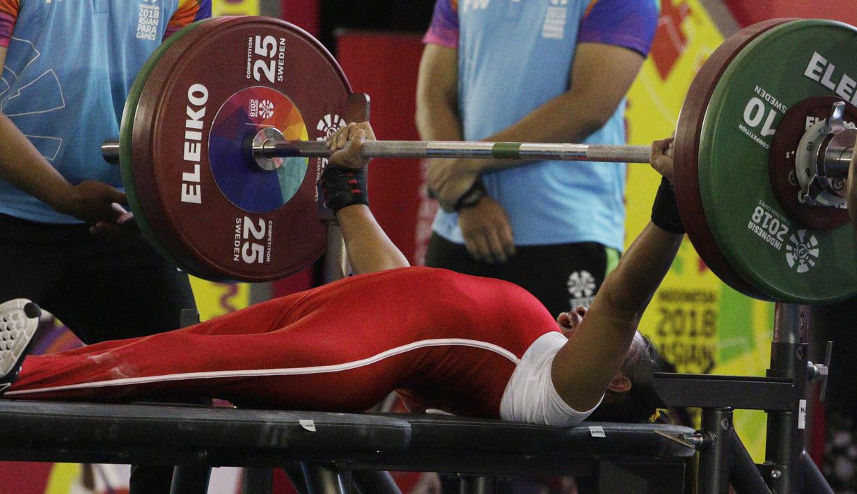 Atlet para angkat berat, Ni Nengah Widiasih, saat beraksi pada Asian Para Games di Balai Sudirman, Jakarta, Minggu (7/10/2018). Ni Nengah berhasil mempersembahkan medali perak dengan total angkatan 97 kg. (Bola.com/M Iqbal Ichsan)