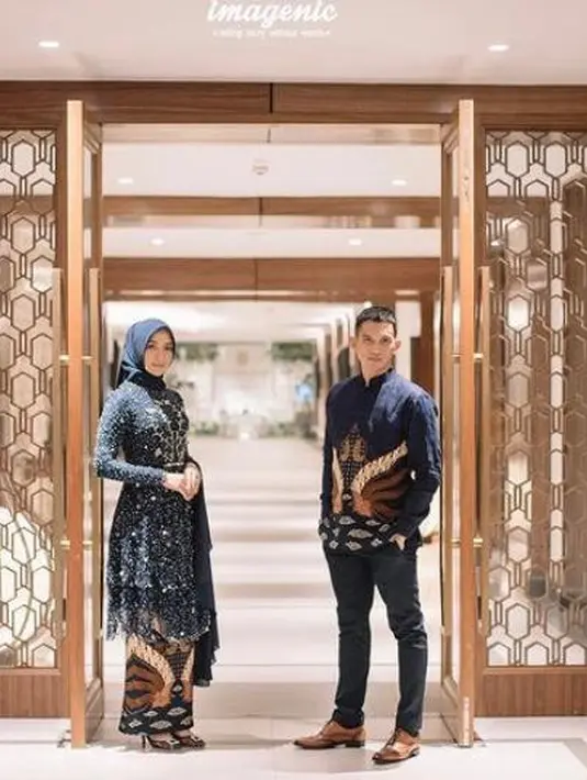Sementara Rezky tampil mengenakan kemeja batik warna navy blue senada dengan kebaya Citra Kirana. (Instagram/imagenic).