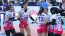 Liu Yanhan (kiri kedua) melakukan selebrasi dengan rekan satu timnya Jakarta Livin Mandiri pada laga Pekan 5 Putaran II PLN Mobile Proliga 2025 mengahadapi Jakarta Electric PLN di GOR Jalak Harupat, Bandung, Jawa Barat, Jumat (7/2/2025). (Dok. PBVSI)