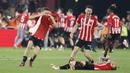 Pemain Athletic Bilbao menangis bahagia saat merayakan kemenangan atas Real Mallorca pada laga final Copa del Rey di Stadion Olimpico de Sevilla, Minggu (7/4/2024). Athletic Bilbao mengakhiri kutukan 40 tahun dengan menjadi kampiun Copa del Rey 2023/2024. (AFP/Jaime Reina)
