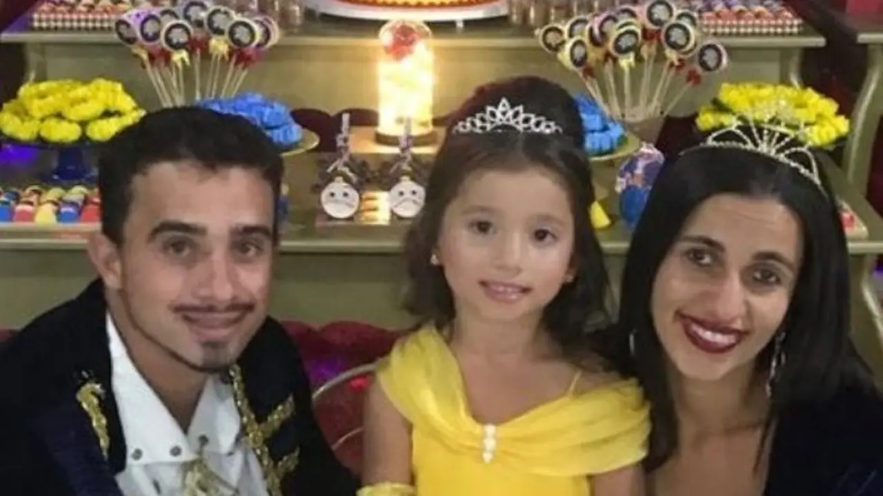 Gadis Kecil Menangis Haru Diberi Sepotong Kue Ultah oleh Ayahnya