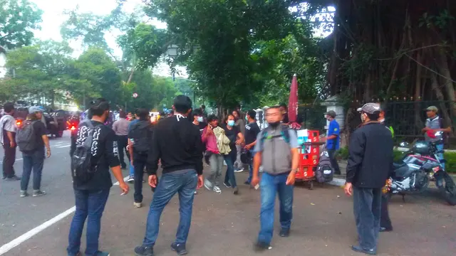 Demonstrasi menolak Omnibus Law atau UU Cipta Kerja di Bandung kembali rusuh. (Foto: Liputan6.com/Arie Nugraha)