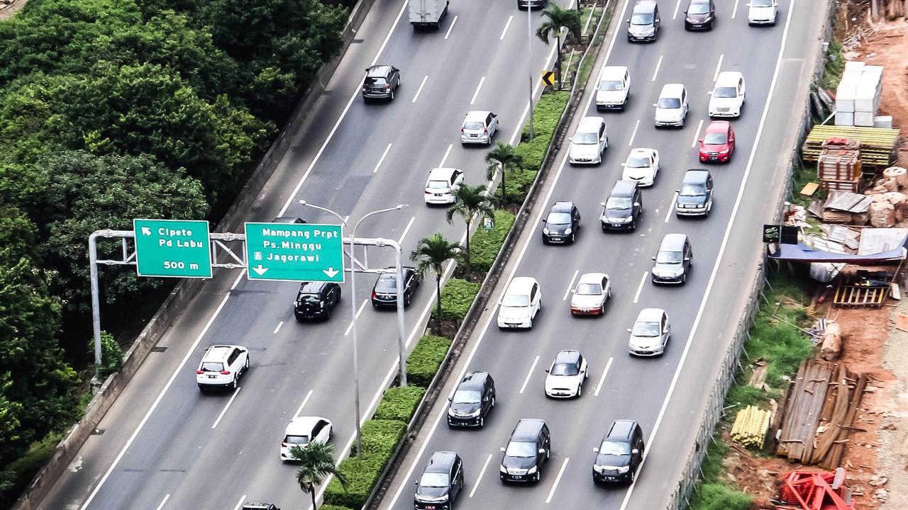 Kendaraan Padati Arus Balik Tol Lingkar Luar Jakarta-Serpong