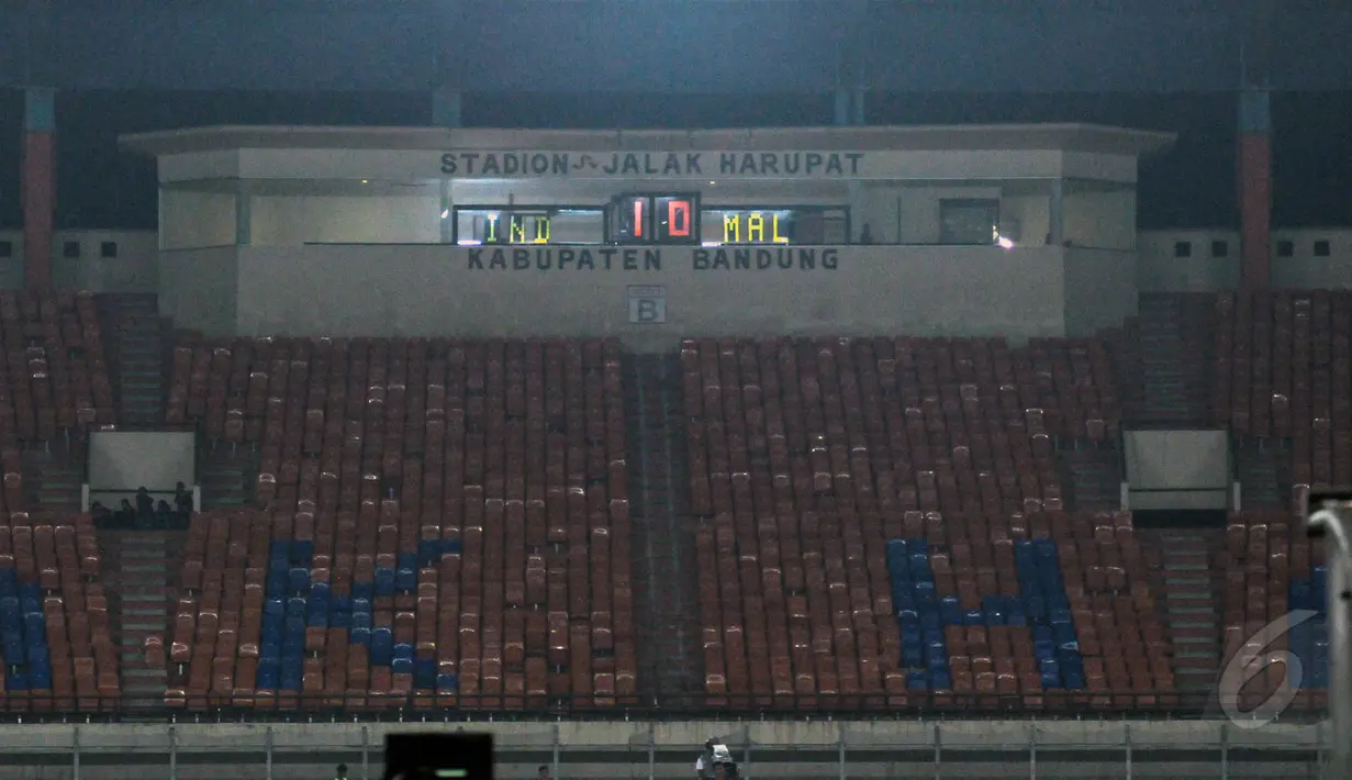Laga uji coba antara Timnas Indonesia U-23 melawan Malaysia U-23 berlangsung tanpa penonton di Stadion Si Jalak Harupat, Bandung, Kamis (21/5/2015). Indonesia unggul 1-0 atas Malaysia U-23. (Liputan6.com/Helmi Fithriansyah)