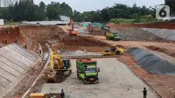 Sejumlah alat berat beroperasi di proyek Tol Serpong-Balaraja di kawasan BSD, Tangerang Selatan, Rabu (2/02/2022). Proyek Tol dengan total nilai investasi sebesar Rp 14,37 triliun terdiri atas 3 seksi yakni BSD–Legok, Legok–Tigaraksa Selatan dan Tigaraksa Selatan–Balaraja.(Liputan6.com/Fery Pradolo)