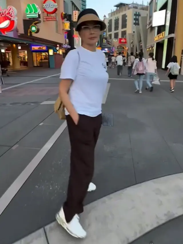 6 Outfit Kasual Tamara Bleszynski Liburan di Jepang Bareng Anak, Tetap Stylish