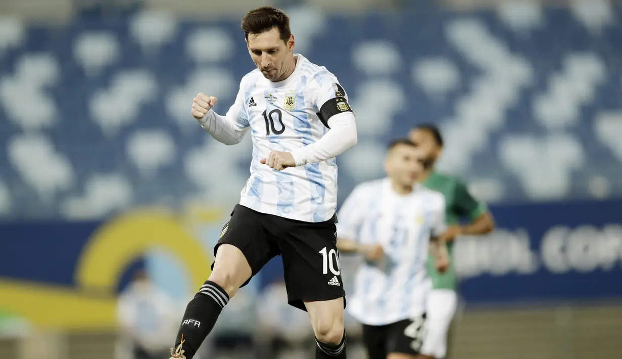Megabintang Barcelona itu tercatat mencetak empat gol dan lima assist untuk Argentina. Kegemilangan Lionel Messi disepanjang perhelatan akbar kali ini berbuah gelar juara untuk Argentina. (Foto: AP//Bruna Prado)