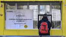 Seorang pasien saat di depan pintu masuk Stadion Signal Iduna Park, Jerman, Sabtu (4/4/2020). Stadion Borussia Dortmund ini dialihfungsikan menjadi tempat pusat pengujian COVID-19. (AP/Martin Meissner)