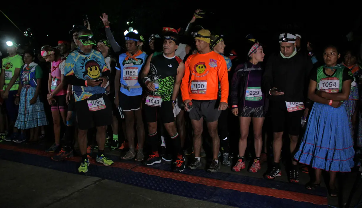 Para peserta bersiap di garis start untuk mengikuti lomba lari maraton Ultra Trail Cerro Rojo di negara bagian Chihuahua, Meksiko, Sabtu (15/7). Sekitar 600 peserta dari berbagai negara ambil bagian dalam lomba marathon 100 km itu. (Herika MARTINEZ/AFP)