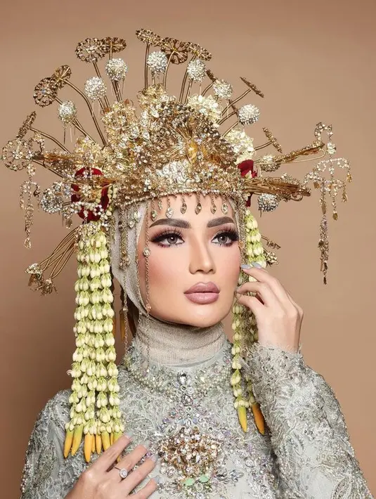 Tidak hanya mengenakan adat Minang, Imel juga sempat mengganti busana serta hiasan kepalanya dengan pengantin Betawi modern yang nggak kalah cantik.(instagram.com/aldiphotoofficial)