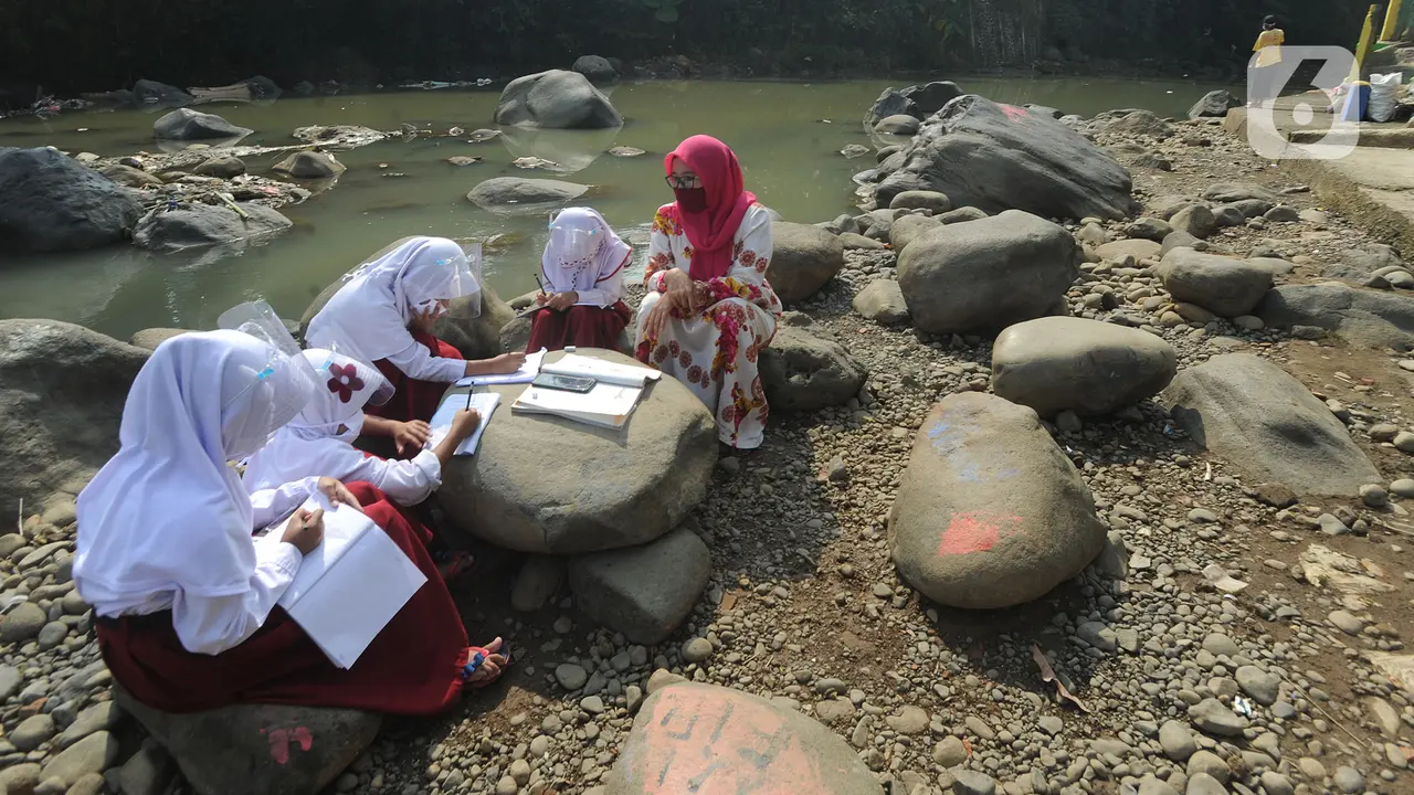 Belajar Secara Daring di Pinggir Sungai