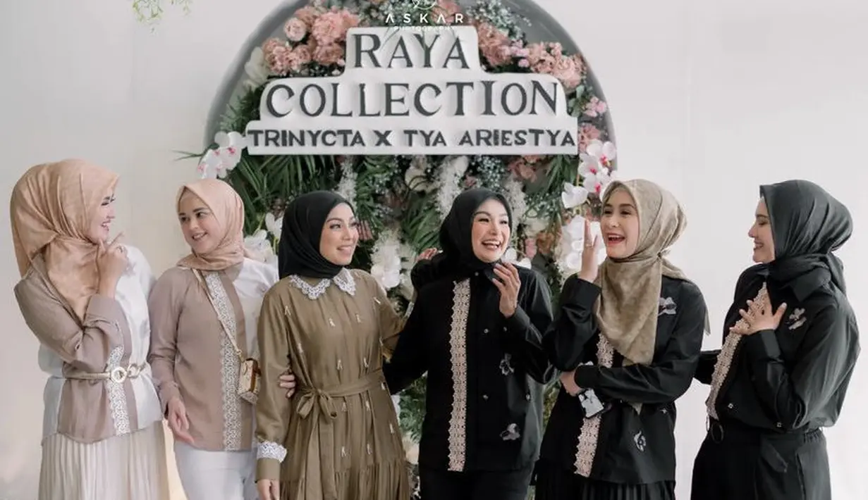 Bahkan, ia pun diundang ke acara fashion show kolaborasi Nycta Gina dan Tya Ariestya. Mantan pramugari ini tampil dengan atasa cokelat putih dipadukan rok plisketnya. Credit: (@lisyanurrahmii)