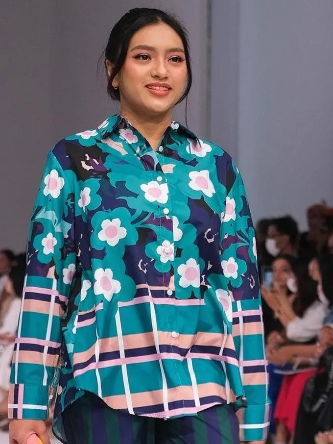 Biasa Natural, Ini 6 Momen Alleia Anak Ariel Noah Tampil Full Makeup