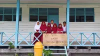 Siswa SD Negeri Pulau Saboyang yang meminta guru kembali mengajar di sekolah mereka (Foto: Liputan6.com/Istimewa)
