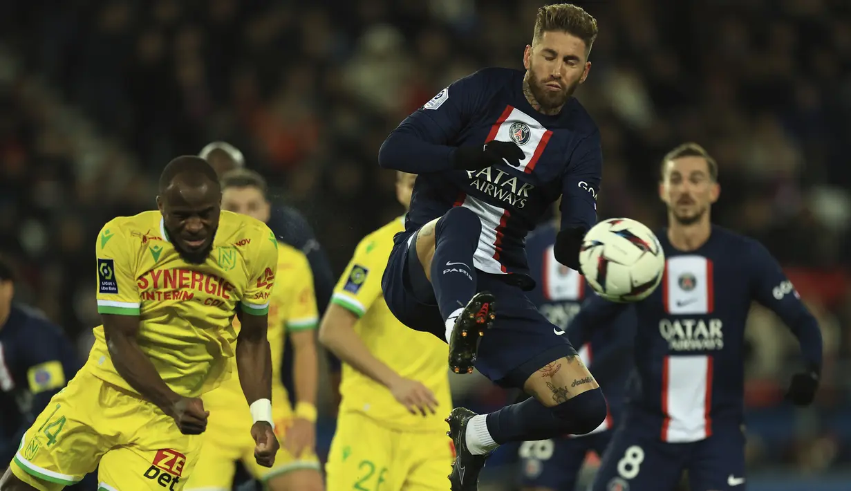 Bek Paris Saint-Germain atau PSG, Sergio Ramos (tengah) berebut bola dengan penyerang Nantes, Nantes Ignatius Ganago pada pekan ke-26 Ligue 1 atau Liga Prancis 2022-2023 di Parc des Princes, Minggu (5/3/2023) dini hari WIB. Sementara Nantes memberikan perlawanan berkat gol Ludovic Blas dan Ignatius Kpene Ganago. (AP Photo/Aurelien Morissard)