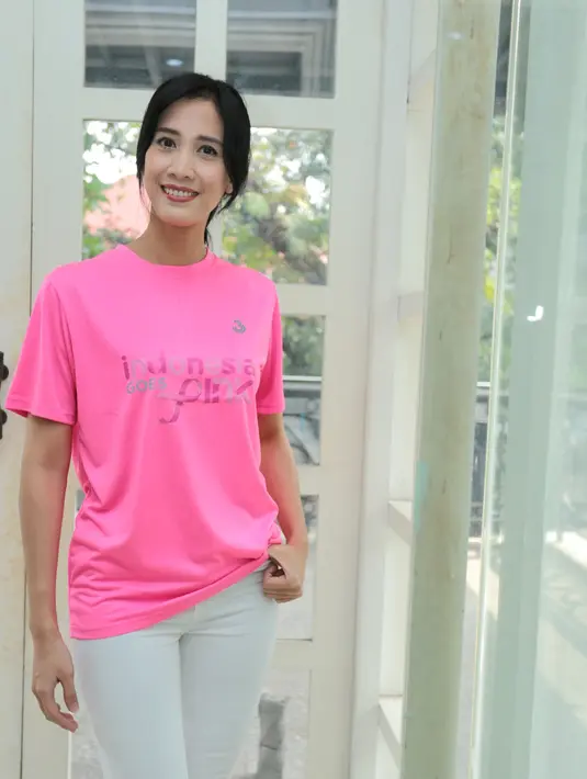 "Mungkin situasi itu yang bikin filmya lucu, dan karakter aku di sini juga kesannya bukan yang komedian semua ya, aku sih terep berkarakter, bukannya diplot untuk lucu, udah ada yang ngepos masing-masing ya," imbuhnya. (Adrian Putra/Bintang.com)