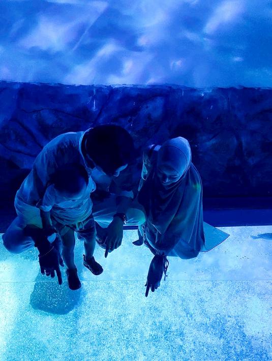 Disebut ayah siaga, inilah momen Rey Mbayang menjaga dinda Hauw dan putra pertamanya saat menemani liburan Mereka terlihat harmonis. (Liputan6.com/IG/rey_mbayang).