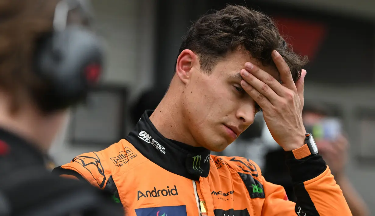 Pembalap McLaren F1 Team, Lando Norris sukses merebut pole position usai mencatatkan waktu tercepat dalam sesi kualifikasi Formula 1 GP Hungaria 2024, pada Sabtu (20/7/2024). (Ferenc ISZA/AFP)