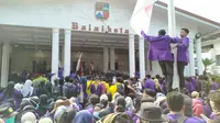 Ribuan mahasiswa menduduki kantor Wali Kota Bogor, Jalan Juanda, Kota Bogor, Jawa Barat. (Liputan6.com/Achmad Sudarno)