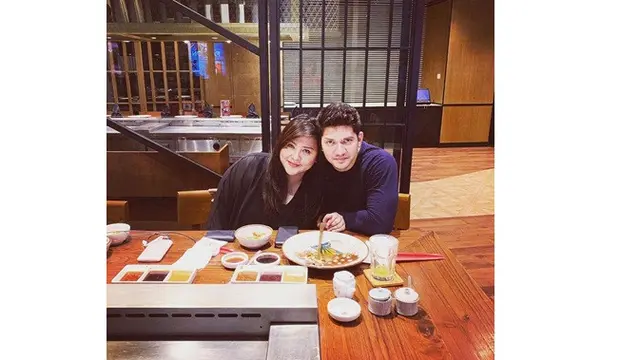7 Potret Mesra Audy Item dan Iko Uwais, Curi Perhatian saat Pemotretan