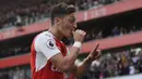 Gelandang Arsenal, Mesut Ozil, merayakan gol yang dicetaknya ke gawang Swansea pada laga Premier League di Stadion Emirates, London, Sabtu (15/10/2016). Arsenal menang 3-2 atas Swansea. (Reuters/Hannah McKay)