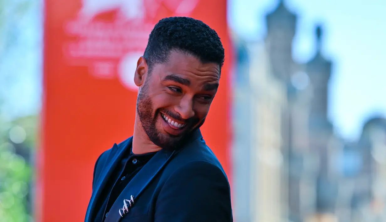 <p>Aktor Inggris Rege-Jean Page tiba untuk pemutaran film 'The Banshees of Inisherin' pada acara Venice International Film Festival ke-79 di Lido, Venesia, Italia, 5 September 2022. Wajah penuh senyum tak lepas dari Rege-Jean Page saat melintasi karpet merah. (Andreas SOLARO/AFP)</p>