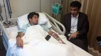 Reza Rahadian dijenguk bos MD Pictures, Manoj Punjabi, saat dirawat di rumah sakit karena kelelahan akibat syuting film Rudy Habibie.