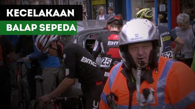 Berita video insiden kecelakaan beruntun yang parah terjadi di balap sepeda di Tour of Britain di Rentford, Inggris, pada Rabu (6/9/2017).