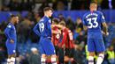 Para pemain Chelsea tampak kecewa usai dibobol Bournemouth pada laga Premier League di Stadion Stamford Bridge, London, Sabtu (14/12). Chelsea kalah 0-1 dari Bournemouth. (AFP/Olly Greenwood)