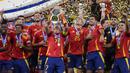 Selebrasi para pemain Timnas Spanyol, Alvaro Morata (tengah) dkk merayakan gelar juara Euro 2024 setelah mengalahkan Timnas Inggris 2-1 pada laga final di Olympiastadion, Berlin, Jerman, Minggu (14/7/2024). (AP Photo/Frank Augstein)