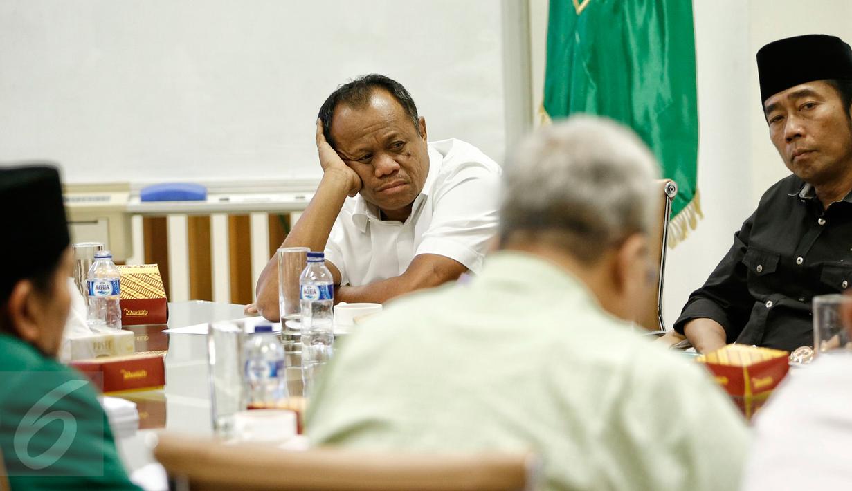 Anggota DPRD Haji Lulung  (kanan) hadir saar pertemuan di gedung PPP, Jakarta, Senin (22/2). Pertemuan membahas menolak keputusan Menkumham yang mengesahkan kembali surat susunan DPP PPP muktamar bandung 2012. (Liputan6.com/Faizal Fanani)