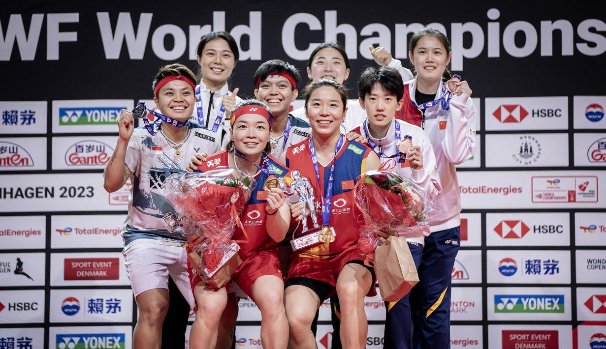 Ganda putri Indonesia, Apriyani Rahayu/Siti Fadia Silva Ramadhanti yang menjadi satu-satunya wakil tanah air pada babak final ajang bulu tangkis BWF World Championship 2023 ditaklukkan wakil China, Chen Qing Chen/Jia Yi Fan di Royal Arena, Copenhagen, Denmark, Minggu (27/8/2023). Apriyani/Siti Fadia kalah dua gim langsung 16-21, 12-21 dalam laga yang berlangsung selama 42 menit. Bagi Chen Qing Chen/Jia Yi Fan, gelar ini menjadi gelar keempat mereka di ajang BWF World Championship. (AFP/Ritzau Scanpix/Mads Claus Rasmussen)