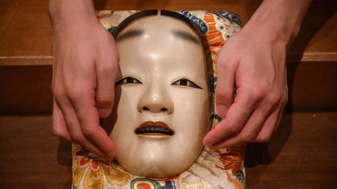Topeng ditampilkan di Kamakura Noh Theatre, Kamakura, Prefektur Kanagawa, Jepang, 29 Juli 2020. Pandemi COVID-19 telah memengaruhi teater di seluruh dunia, termasuk drama yang diturunkan dari generasi ke generasi sejak abad ke-14 ini. (Philip FONG/AFP)