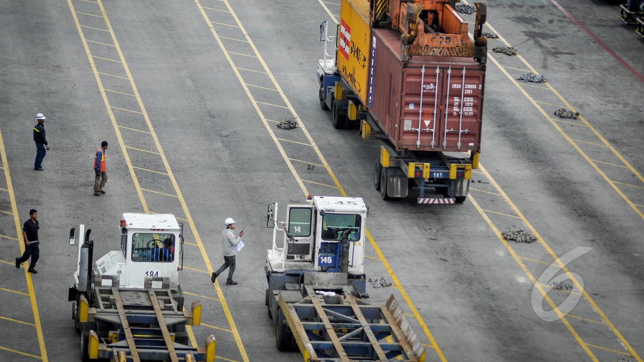 Aktivitas Bongkar Muat di JICT Tanjung Priok