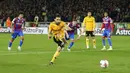 <p>Pemain Wolverhampton Wanderers Ruben Neves mencetak gol penalti ke gawang Crystal Palace. (David Davies/PA via AP)</p>