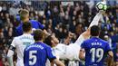 Aksi pemain Real Madrid, Gareth Bale (tengah) melakukan tendangan salto saat melawan Alaves pada La Liga Santander di Santiago Bernabeu stadium, Madrid, (24/2/2018). Real Madrid menang 4-0. (AFP/Pierre-philippe Marcou)