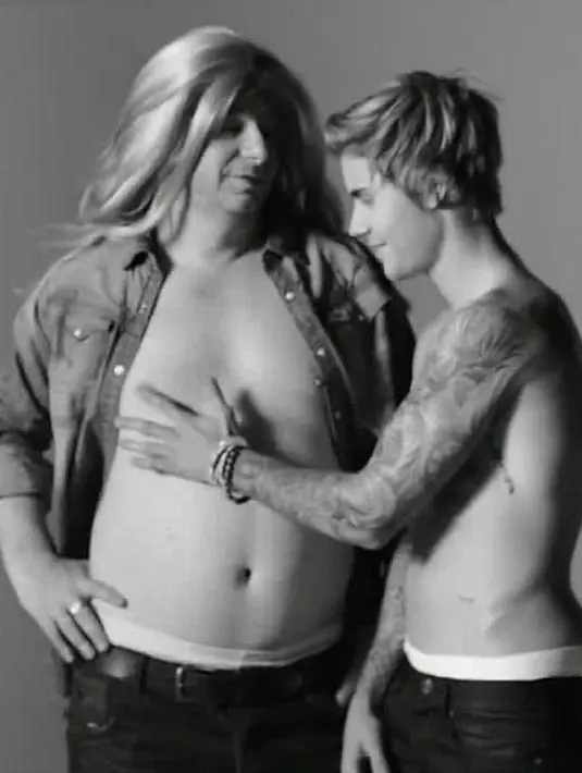 Simsalabim! Ternyata dia adalah Jeffrey Ross, seorang penulis Comedy Central