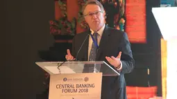 Gubernur Bank Sentral AS (Federal Reserve) Wilayah New York John C. Williams menjawab pertanyaan peserta dalam sesi Central Banking Forum 2018 pada IMF-WB Group 2018 di Bali, Rabu (10/10). (Liputan6.com/Angga Yuniar)