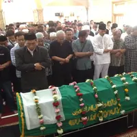 Jenazah Oon Project Pop sedang disalatkan. (Syaiful Bahri/Bintang.com)