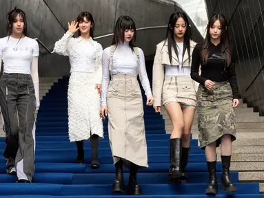 Anggota grup K-Pop Korea Selatan NewJeans menghadiri Seoul Fashion Week di Dongdaemun Design Plaza, Seoul, Korea Selatan, Rabu (15/3/2023). NewJeans telah ditunjuk sebagai duta acara ini. (AP Photo/Ahn Young-joon)