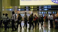 Calon penumpang dievakuasi dari bandara internasional Changi setelah kebakaran kecil muncul di salah satu terminal, Singapura, Selasa (16/5). (AFP/ TOH TING WEI)