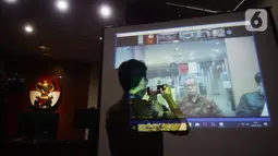 Layar memperlihatkan mantan Direktur Utama PT Garuda Indonesia Emirsyah Satar saat menjalai sidang tuntutan secara vidco, Gedung KPK, Jakarta, Kamis (23/4/2020). Emirsyah Satar menjalani sidang tuntutan dugaan suap pengadaan mesin Rolls-Royce PLC untuk Garuda Indonesia. (merdeka.com/Dwi Narwoko)