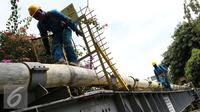 Pekerja merawat jaringan pipa gas milik Perusahaan Gas Negara (PGN) di Jakarta, Rabu (21/9/2016). (Liputan6.com/Helmi Afandi)