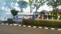 ‘Duarrr’ sebuah peledak berdaya ledak rendah langsung membuyarkan konsentrasi para pengunjung saat peluncuran Tim Khusus Sancang Anti Premanisme dan Narkoba' di Polres Garut, Jawa Barat siang tadi.(Liputan6.com/Jayadi Supriadin)