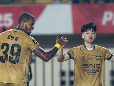 Pemain Dewa United, Taisei Marukawa dan Alex Martins, merayakan gol ke gawang Indonesia All-Star dalam perebutan tempat ketiga Piala Presiden 2025 di Stadion Si Jalak Harupat, Kabupaten Bandung, pada Sabtu (12/7/2025) malam WIB. (Bola.com/Bagas Lazuardi)