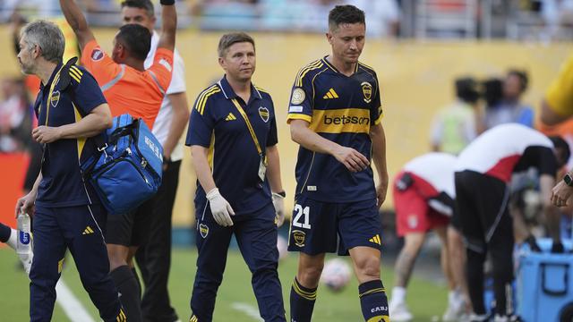 Ander Herrera meninggalkan lapangan di laga Boca Juniors vs Benfica di Piala Dunia Antarklub 2025, Selasa (17/06/2025). (AP Photo/Rebecca Blackwell)