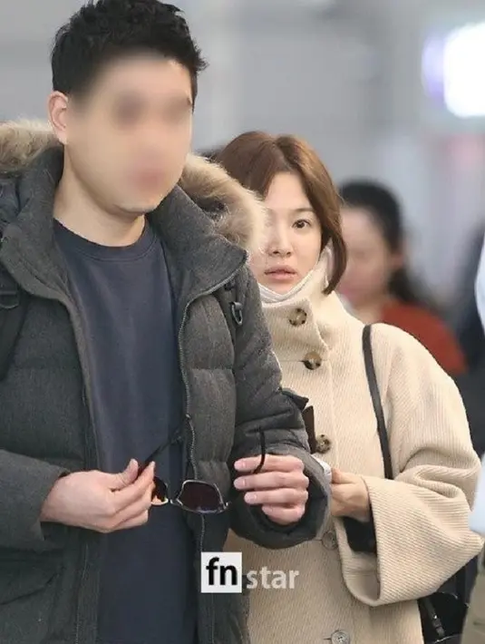 Beberapa waktu lalu, Song Hye Kyo mengejutkan publik saat ia terlihat tak memakai makeup saat berada di bandara. (foto: hellokpop.com)