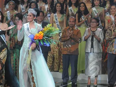 Miss Universe 2014, Paulina Vega (kiri) bersama Puteri Indonesia 2015 Anindya Kusuma Putri berfoto bersama usai pemilihan kontes kecantikan yang diselenggarakan di JCC, Jumat (20/2). (Liputan6.com/Herman Zakharia)
