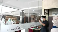 Gubernur Jawa Barat Ridwan Kamil meninjau Grand Asrilia Hotel, Kota Bandung, Senin (28/6/2021), yang sudah dijadikan sebagai tempat pemulihan pasien COVID-19. (Foto: Yogi P/Biro Adpim Jabar)
