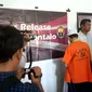 Direktorat Reserse Narkoba Polda Gorontalo mengamankan seorang pria otak di balik ekspolitasi anak-anak korban tsunami Palu jadi kurir narkoba. (Liputan6.com/ Arfandi Ibrahim)